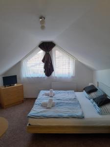 Postel nebo postele na pokoji v ubytování Holiday Apartman