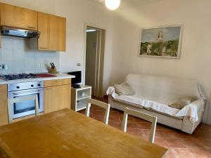 Kuchyňa alebo kuchynka v ubytovaní Agriturismo L'Ulivo E Il Mare
