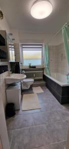 Koupelna v ubytování RentApart`s Nürnberg 4Room Apartment