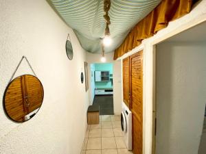 corridoio con soffitto e specchio sul muro di Twins Apartments 2 a Ploieşti