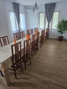 Casa Dragoste في Someşu Cald: غرفة طعام مع طاولة وكراسي طويلة