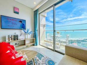 een woonkamer met uitzicht op de oceaan bij The Song Balcony Apartment Vung Tau in Vung Tau
