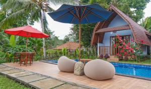 Bazén v ubytování Nyamane Ubud Green View Villas by EPS nebo v jeho okolí