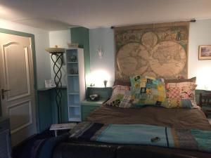 een slaapkamer met een bed met een kaart aan de muur bij B&B Bij de Boomgaard in Tricht