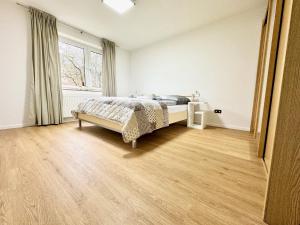 1 dormitorio con cama y ventana en Traumhafte Ferienwohnung zentral, en Nordenham