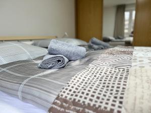 een bed met twee handdoeken bovenop bij Traumhafte Ferienwohnung zentral in Nordenham