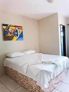 Bett in einem Zimmer mit Wandgemälde in der Unterkunft Hotel Beira Rio Preguiças in Barreirinhas