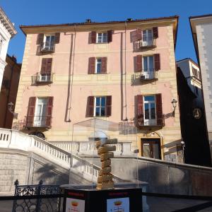 una escultura frente a un gran edificio en Saint Mary Magdalene, en Acqui Terme