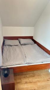 een bed in de hoek van een kamer bij Penzion u přehrady in Štěchovice