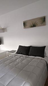 ミハスにあるSun Love calypsoのベッドルーム(白いベッド1台、黒い枕付)