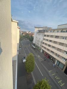 une vue aérienne sur une rue de la ville avec des bâtiments dans l'établissement Best located & fully equipped apartment at Basel SBB main station, à Bâle
