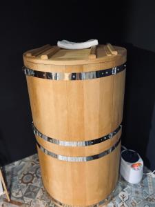 um barril de madeira sentado em cima de uma mesa em Rooms & Apartment ZALA Airport shuttle option em Cerklje na Gorenjskem