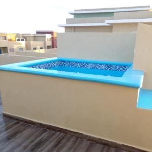 een zwembad in het midden van een gebouw bij Caleta in La Romana