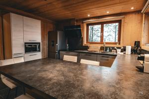 eine Küche mit einer großen Arbeitsplatte in einem Zimmer in der Unterkunft Chalet Mont Blanc - Conciergerie de la Yaute in Cordon