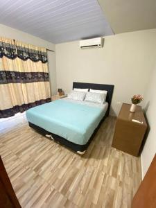 Giường trong phòng chung tại Apartamento entero en Caacupé.