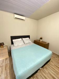 Giường trong phòng chung tại Apartamento entero en Caacupé.