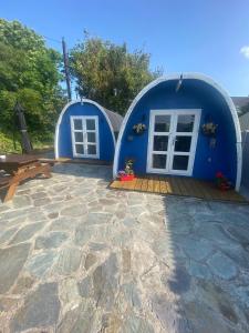 una casa con due cupole blu su un patio di A house and a half on Beara peninsula a Castletownbere