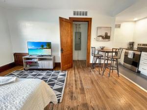 Kuchyň nebo kuchyňský kout v ubytování 1 Bed Apt On Grand - Walk To 3 Breweries! + 4 fotografie