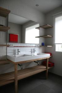 a bathroom with a sink and a large mirror at Bloesemhof in Alveringem