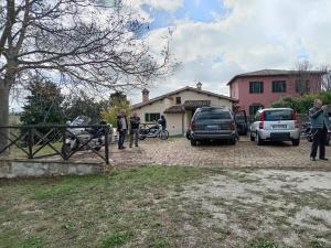 een groep mensen die voor een huis staan bij Villa Claudi camerino in Camerino