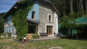 a house with ivy growing on the side of it at Orionde Gîte en Belledonne in Laval