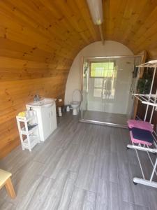 una camera con soffitto in legno e una camera con bagno di A house and a half on Beara peninsula a Castletownbere