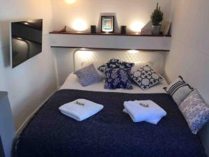 Un pat sau paturi într-o cameră la Le silence des toits / Silence under the roofs