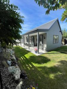 a small house with a garden and a lawn at 2 Oaks Cottage Clyde in Clyde