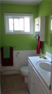 baño verde con aseo y lavamanos en Yeomans Cottage on the Water!, en Tichborne