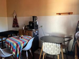 une table et des chaises dans une pièce avec une table et une cuisine dans l'établissement Espacio Mycelium, à Coyhaique