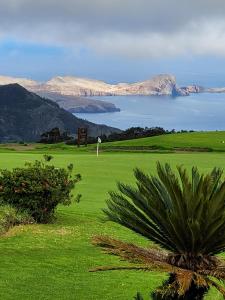 a green golf course with a view of the ocean at Maison avec vue exceptionnelle sur l'océan - 5 mn du centre ville in Santa Cruz