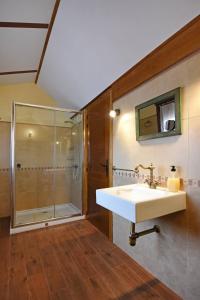 Navas de Oro的住宿－Casa Las Torres，一间带水槽和淋浴的浴室