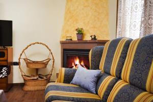 sala de estar con sofá y chimenea en Casa Las Torres, en Navas de Oro