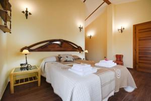 a bedroom with two beds with white linens at Casa Las Torres in Navas de Oro