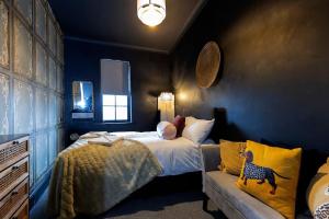 ein Schlafzimmer mit einem Bett und einem Sofa in der Unterkunft Dickens' Nook in Hartlepool