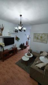 een woonkamer met een bank en een flatscreen-tv bij Las Lajas, Casa Rural in Montejaque