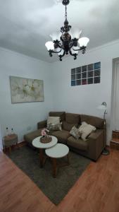 sala de estar con sofá y mesa en Las Lajas, Casa Rural, en Montejaque