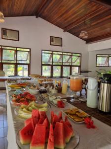 una mesa con muchos platos de comida. en Pousada Maliale Boipeba en Ilha de Boipeba