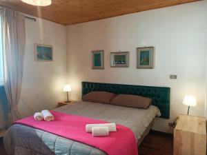 ein Schlafzimmer mit einem Bett mit zwei Handtüchern darauf in der Unterkunft Monte Miletto Apartment in San Massimo