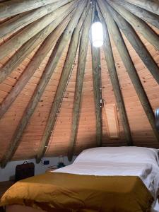 Noce Melano في SantʼAndrea: غرفة بسرير في سقف خشبي