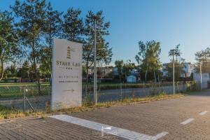 un cartel en una valla al lado de una calle en Stały Ląd en Darlowko