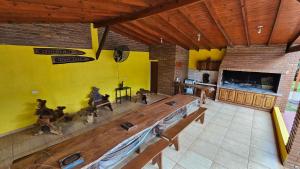 Habitación grande con una gran mesa de madera. en Cabañas Rincon Santa Maria en Puerto Iguazú