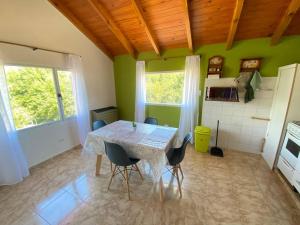 eine Küche mit Tisch und Stühlen in einem Zimmer in der Unterkunft Alta Montaña Apart in El Chalten