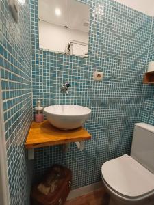 Studio Calm In Fabrica في بورتو: حمام مع حوض ومرحاض
