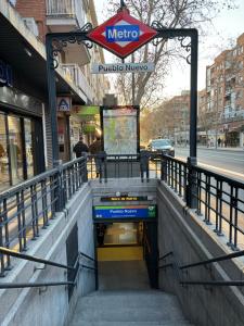 una escalera en una ciudad con un cartel de máquina de pizza en Apartamento Ideal, en Madrid