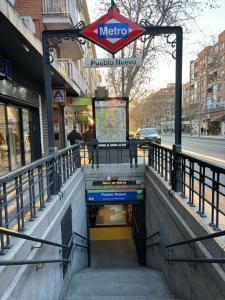 a stairway in a city with a pizza maker sign at Apartamento Ideal in Madrid