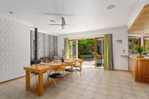 Wanaka Lake House في واناكا: مطبخ وغرفة طعام مع طاولة وكراسي