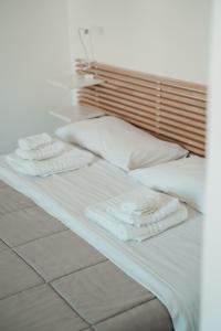 een bed met witte handdoeken erop bij Dimora Mariù - Casa Vacanze in Taranto