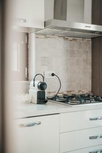 una cucina con piano cottura e tostapane sul bancone di Dimora Mariù - Casa Vacanze a Taranto