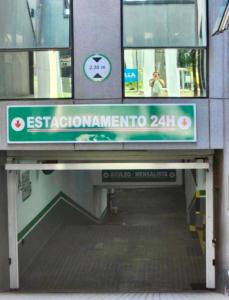 un escalier roulant dans un bâtiment avec un panneau sur celui-ci dans l'établissement Studio Premium Bela Cintra, à São Paulo